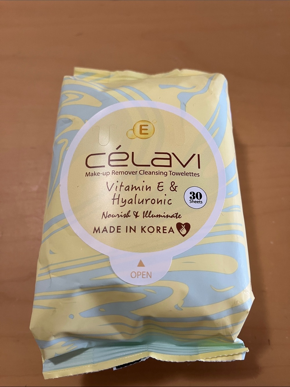 Célavi Vitamin E & Hyaluronic Makeup Remover Towelettes - Yellow